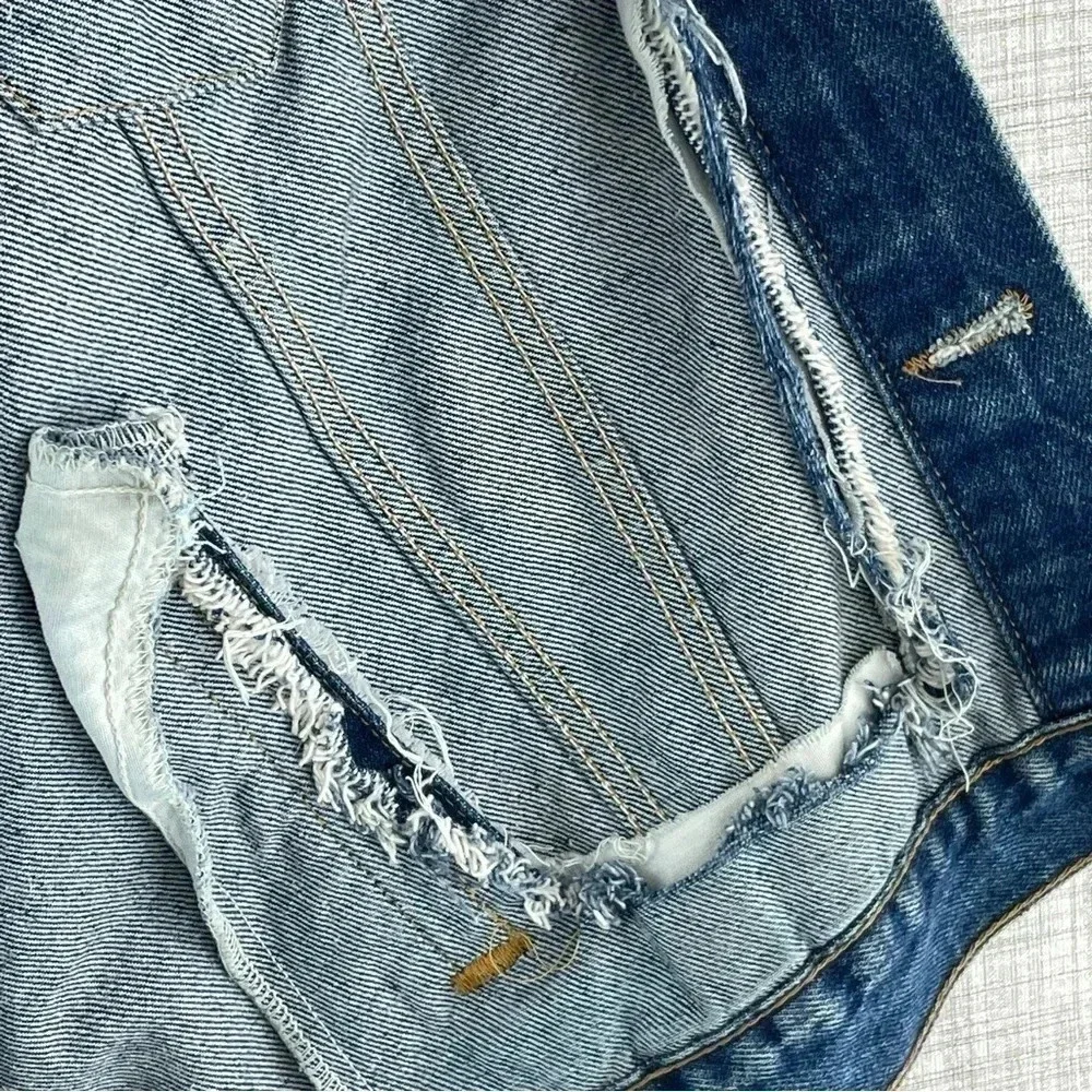 Vintage 1993 Levis Jean Jacket pocket details 8658